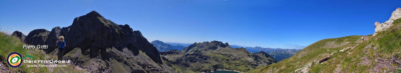 57 Tra Monte Corte e Pizzo Farno il verde vallone scende al lago.jpg